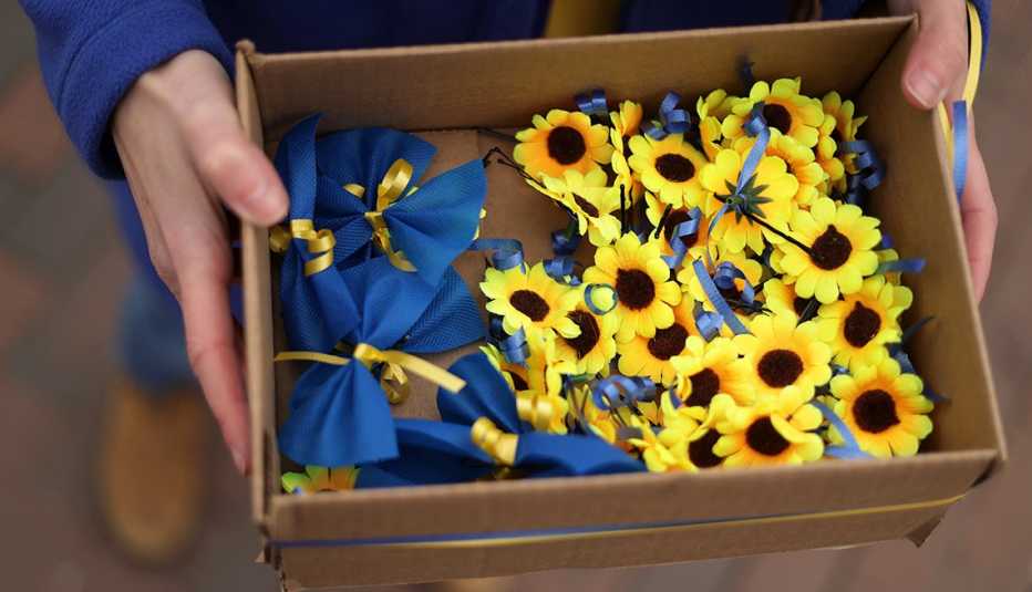 WASHINGTON, DC - MARCH 01: A demonstrator hands out sunflower pins during a protest against Russia's invasion of Ukraine 